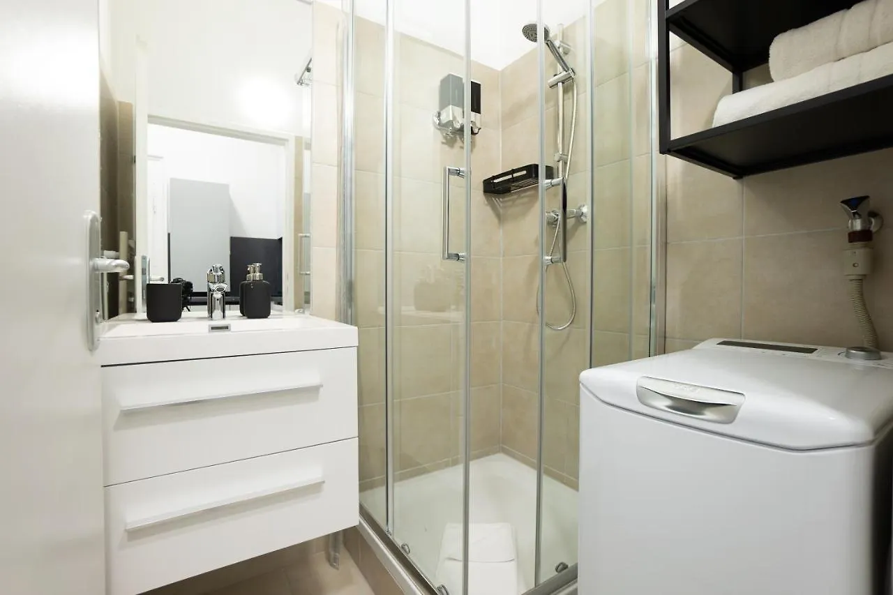 Spacious Cosy Apartment With A Balcony And A King-Size Bed 15 Minutes Away From Stephansdom فيينا 0*,  النمسا
