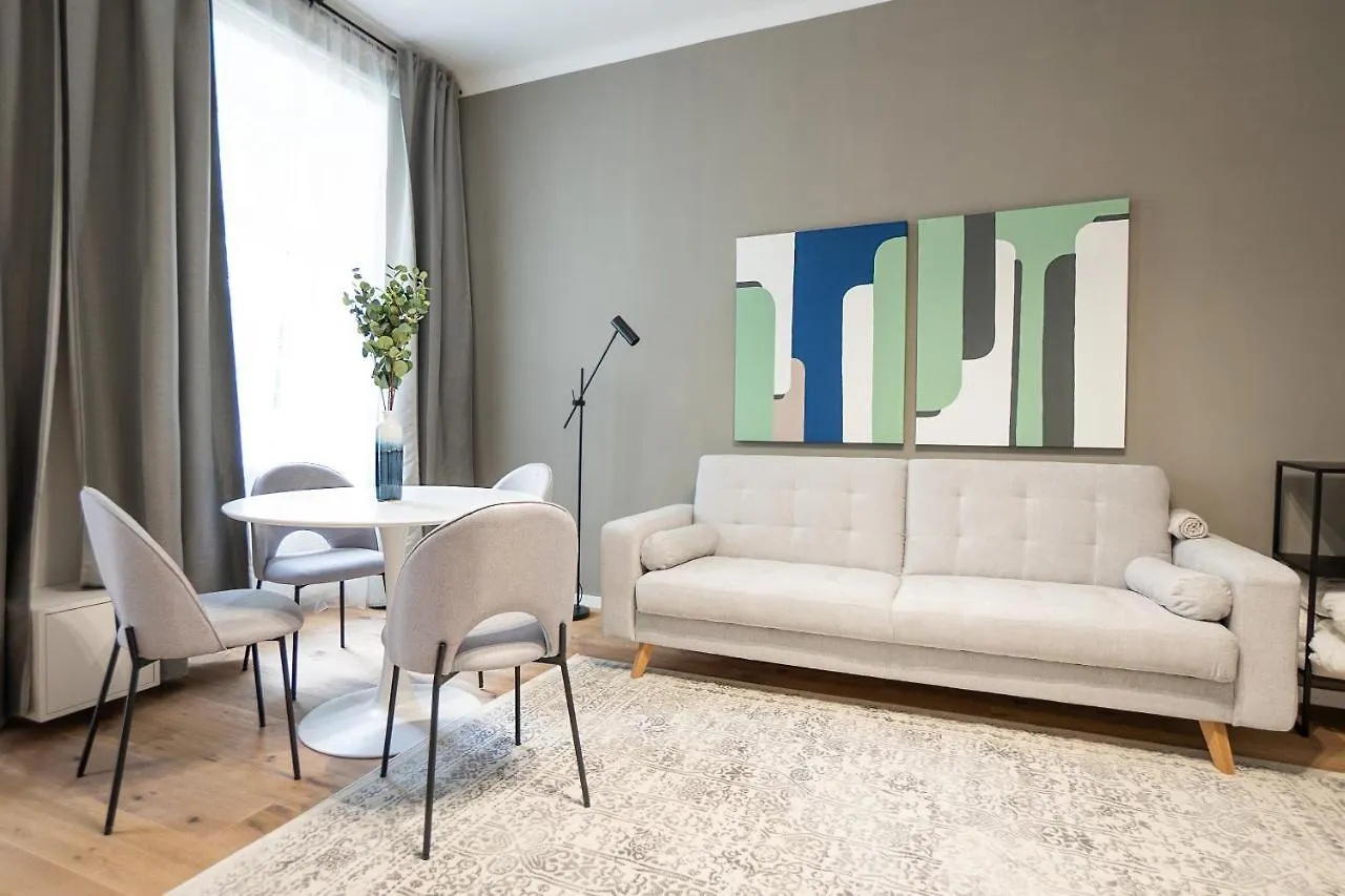 Spacious Cosy Apartment With A Balcony And A King-Size Bed 15 Minutes Away From Stephansdom فيينا