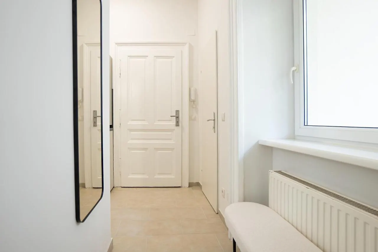 Spacious Cosy Apartment With A Balcony And A King-Size Bed 15 Minutes Away From Stephansdom فيينا