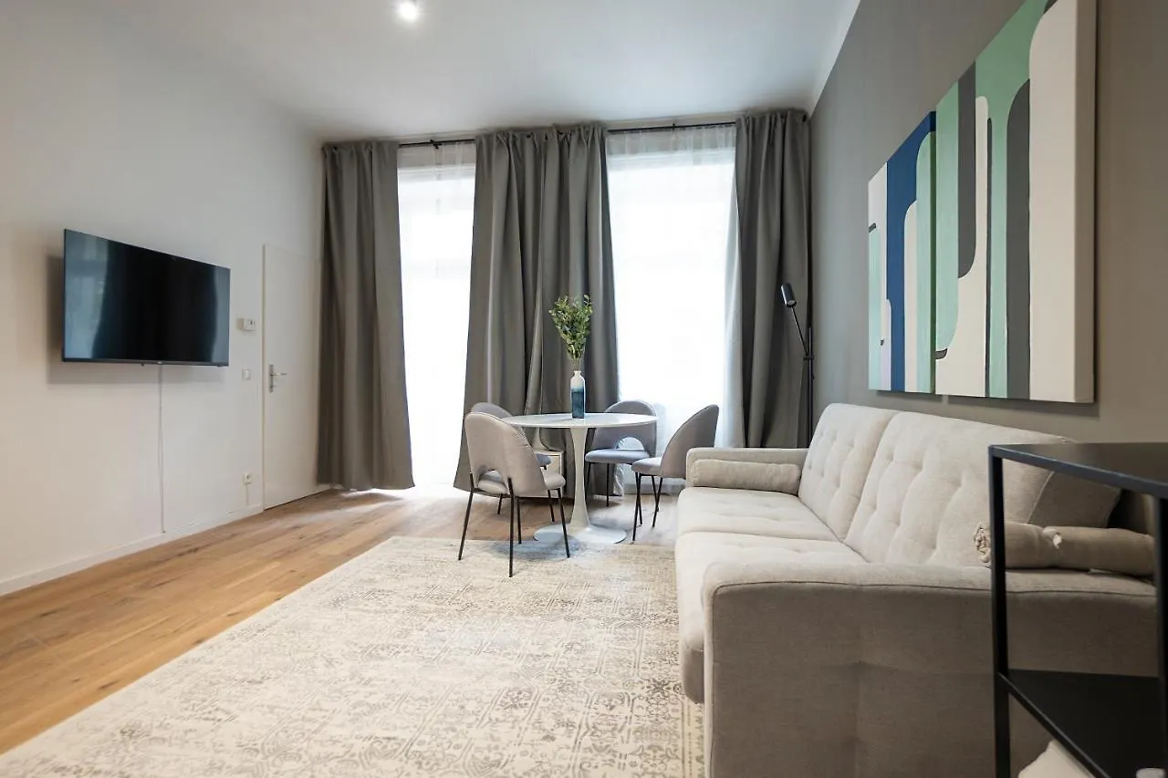 Spacious Cosy Apartment With A Balcony And A King-Size Bed 15 Minutes Away From Stephansdom فيينا
